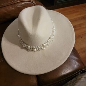 Scoop cream Woof fedora with pearl trim